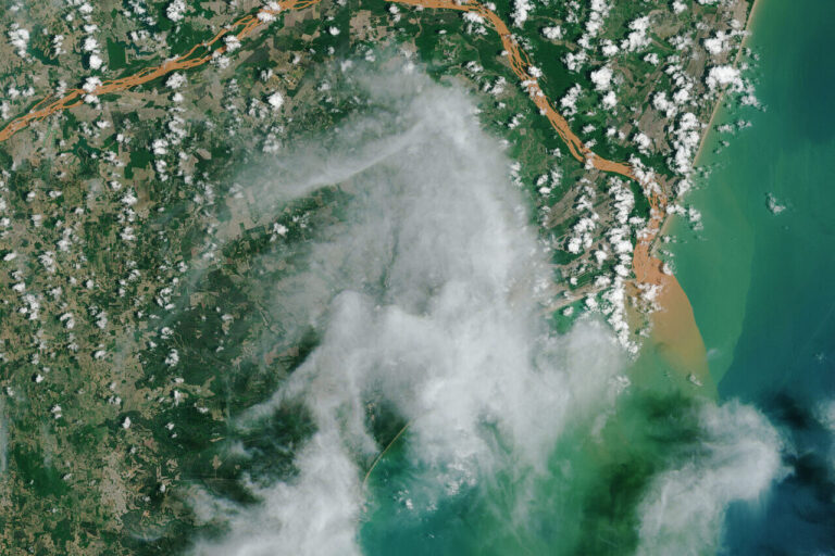 Foto aérea da água contaminada chegando no mar - NASA