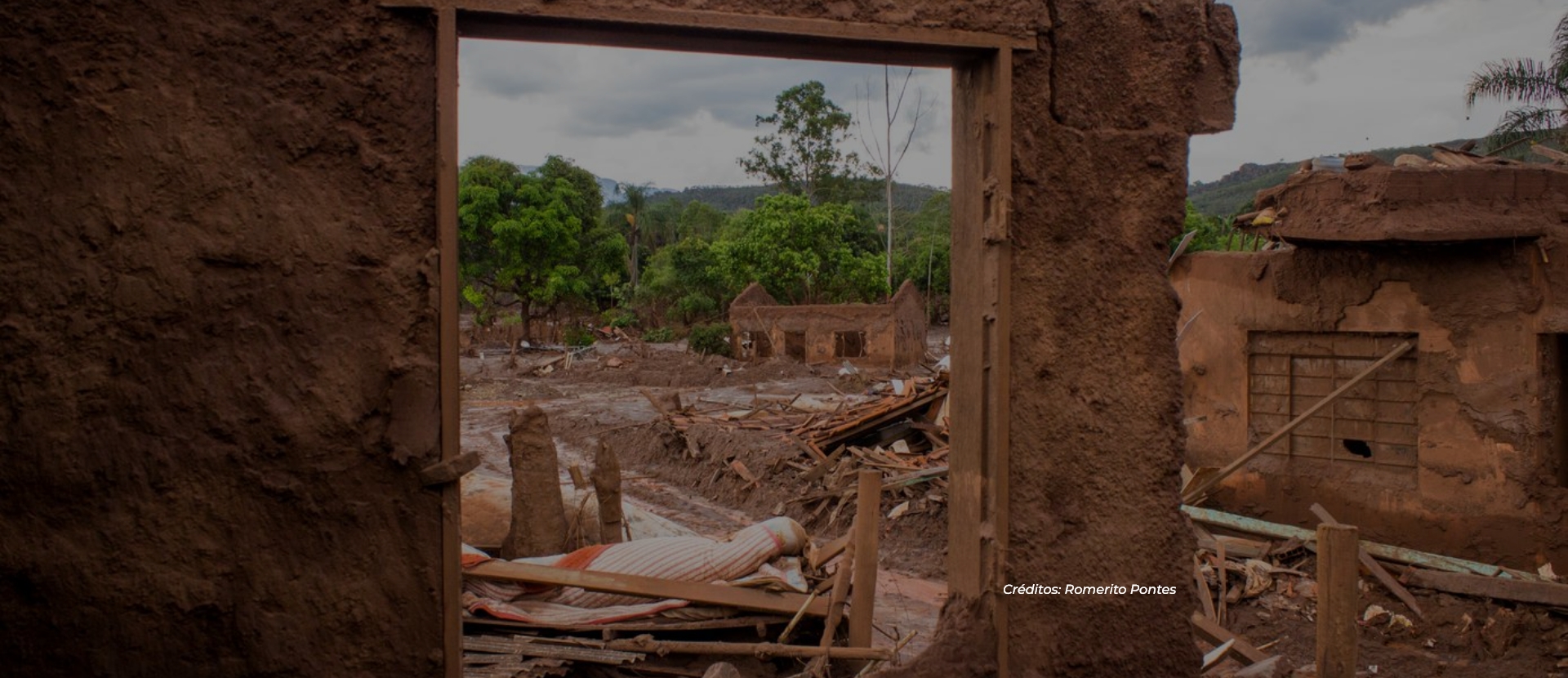 Imagem de casas destruídas pela lama. Créditos: Romerito Pontes.