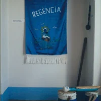Estandarte e instrumentos da banda de congo adulto de Regência