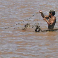 Pescador no rio Doce