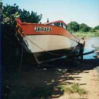 Barco ancorado no porto em Regência